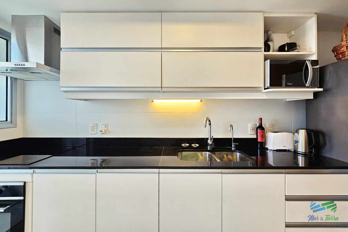 Apartamento ID.5049 - ALQUILER DE INVIERNO, 3 DORMITORIOS SOBRE AV ROOSEVELT, EDIFICIO CON SERVICIOS.