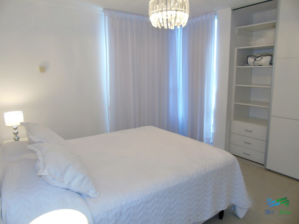 Apartamento ID.2435 - A metros del mar, en una de las zonas de mas categoría. Apartamento en piso alto con vista al mar.OPORTUNIDAD