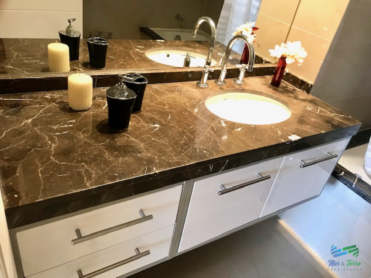 Apartamento ID.209 - Apartamento en Alquiler a una cuadra del mar (Playa Mansa)  en torre nueva, con todos y excelentes servicios .