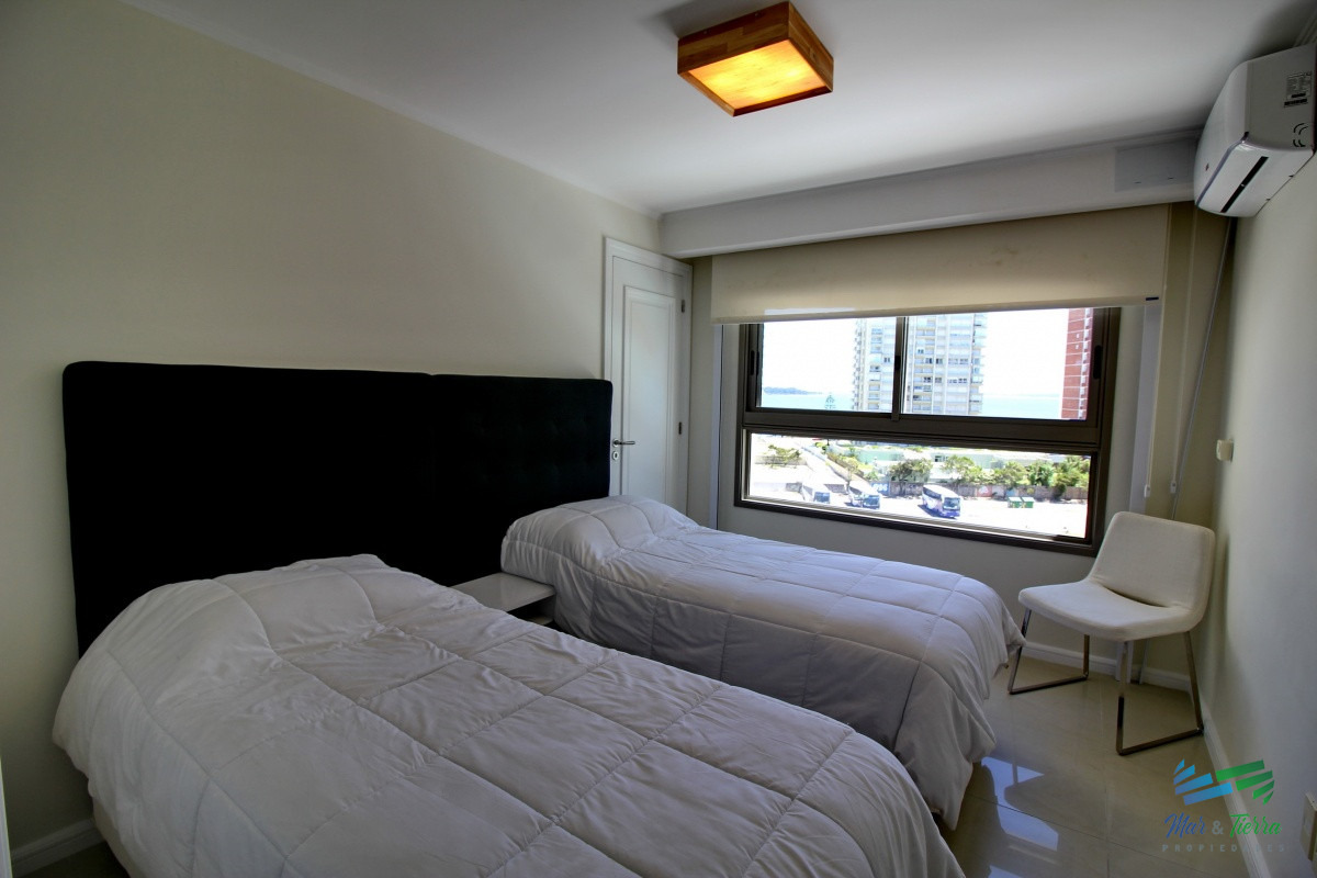 Apartamento ID.2338 - Apartamento de 3 dormitorios, primera linea frente al mar, en alquiler y venta, Punta del Este