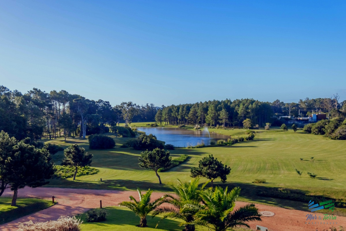 Apartamento ID.4209 - VENTA de apartamento de 2 dormitorios sobre playa Mansa de Punta del Este