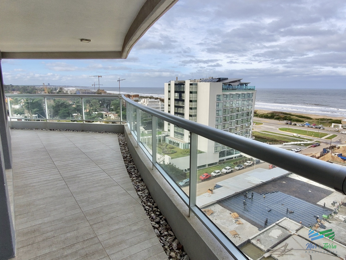 Apartamento ID.3879 - Venta apartamento de 3 dormitorios y servicio con baño 2da línea playa Brava Punta del Este 