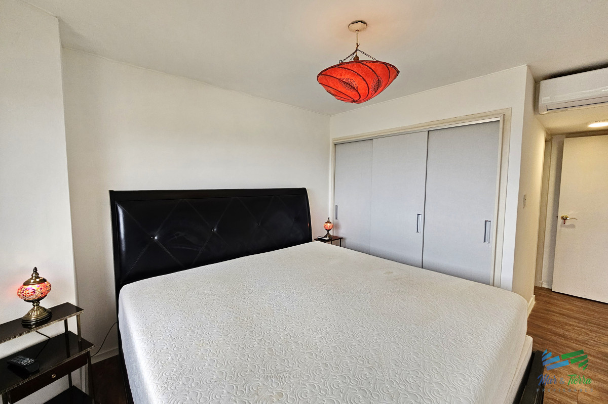 Apartamento ID.5377 - ALQUILER ANUAL, FRENTE LA MANSA, 3 DORMITORIOS COMPLETAMENTE RECICLADO! PUNTA DEL ESTE. 