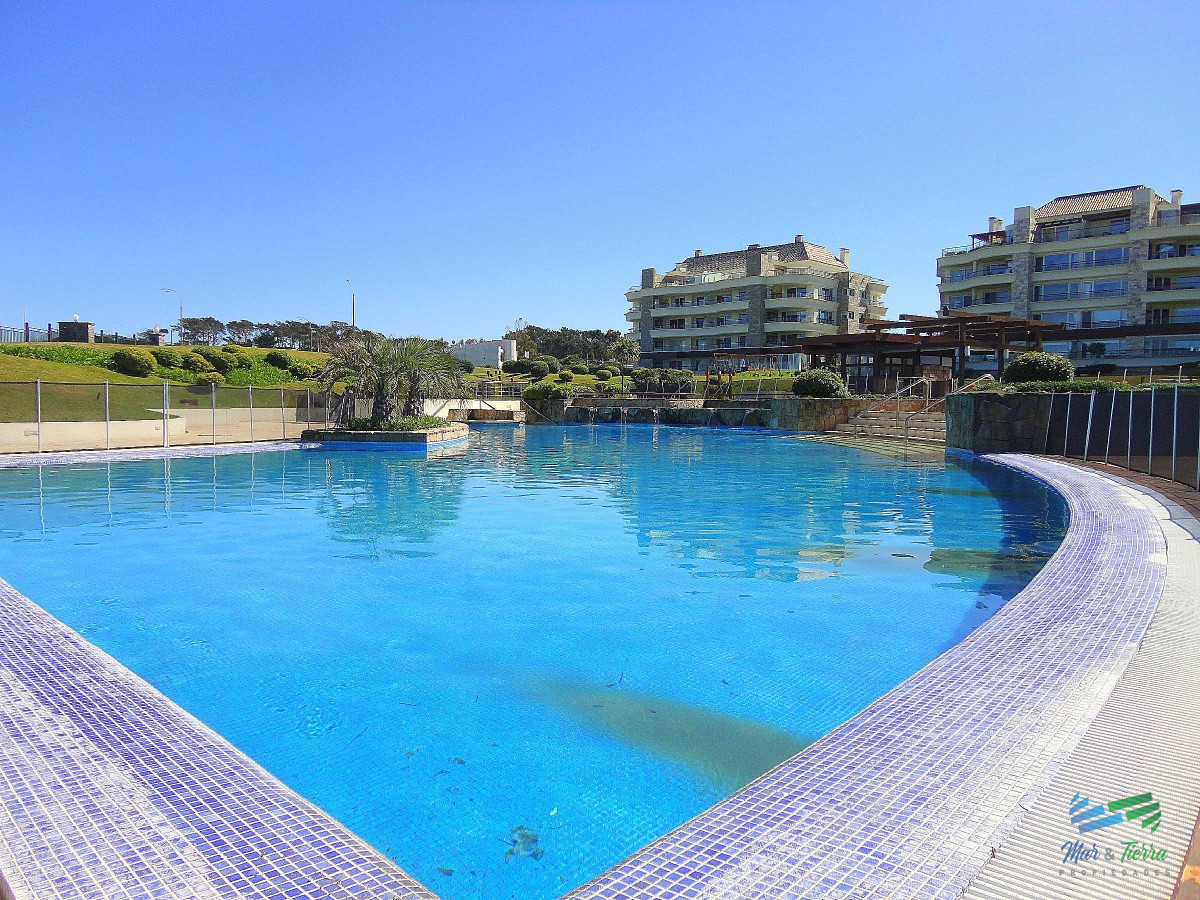 Apartamento ID.3945 - VENTA de Pent Huse sobre playa Mansa de 4 suites con todos los servicios