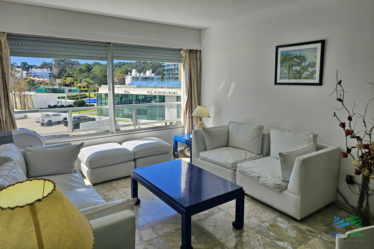 Apartamento ID.142 - Vendo apartamento 2,5 dormitorios en playa mansa, complejo Lincoln Center, Punta del Este.