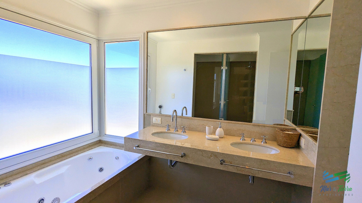 Apartamento ID.4955 - Venta de apartamento Petnhouse 3 dormitorios 3 baños frente al mar, playa MansaPunta del Este 