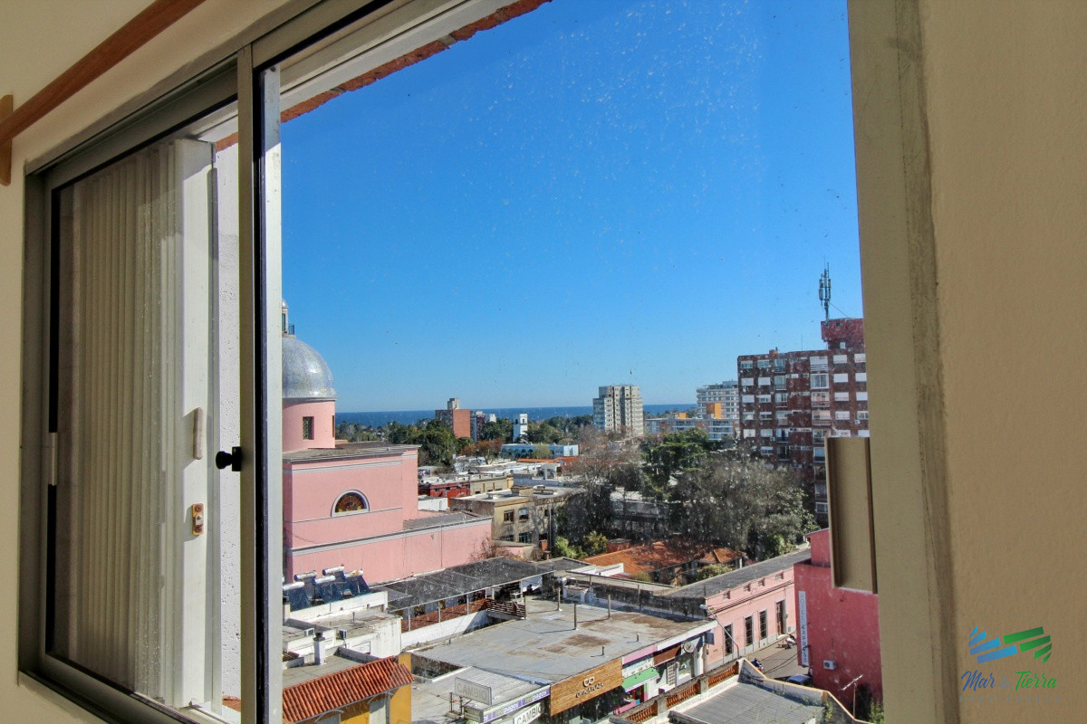 Apartamento ID.2664 - OPORTUNIDAD!!! Vendo apartamento 2 dormitorios en centro de Maldonado, piso alto con balcón.