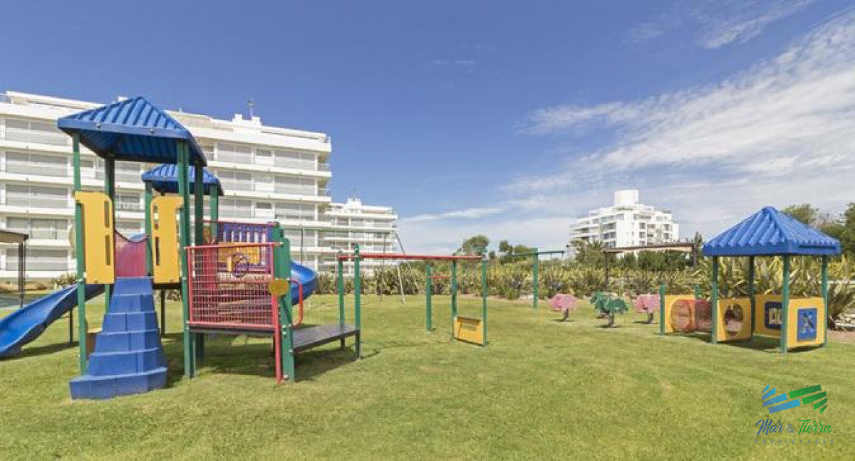 Apartamento ID.4305 - Venta de apartamento pent house de 3 suites mas servicio con baño y terraza primera linra en playa brava