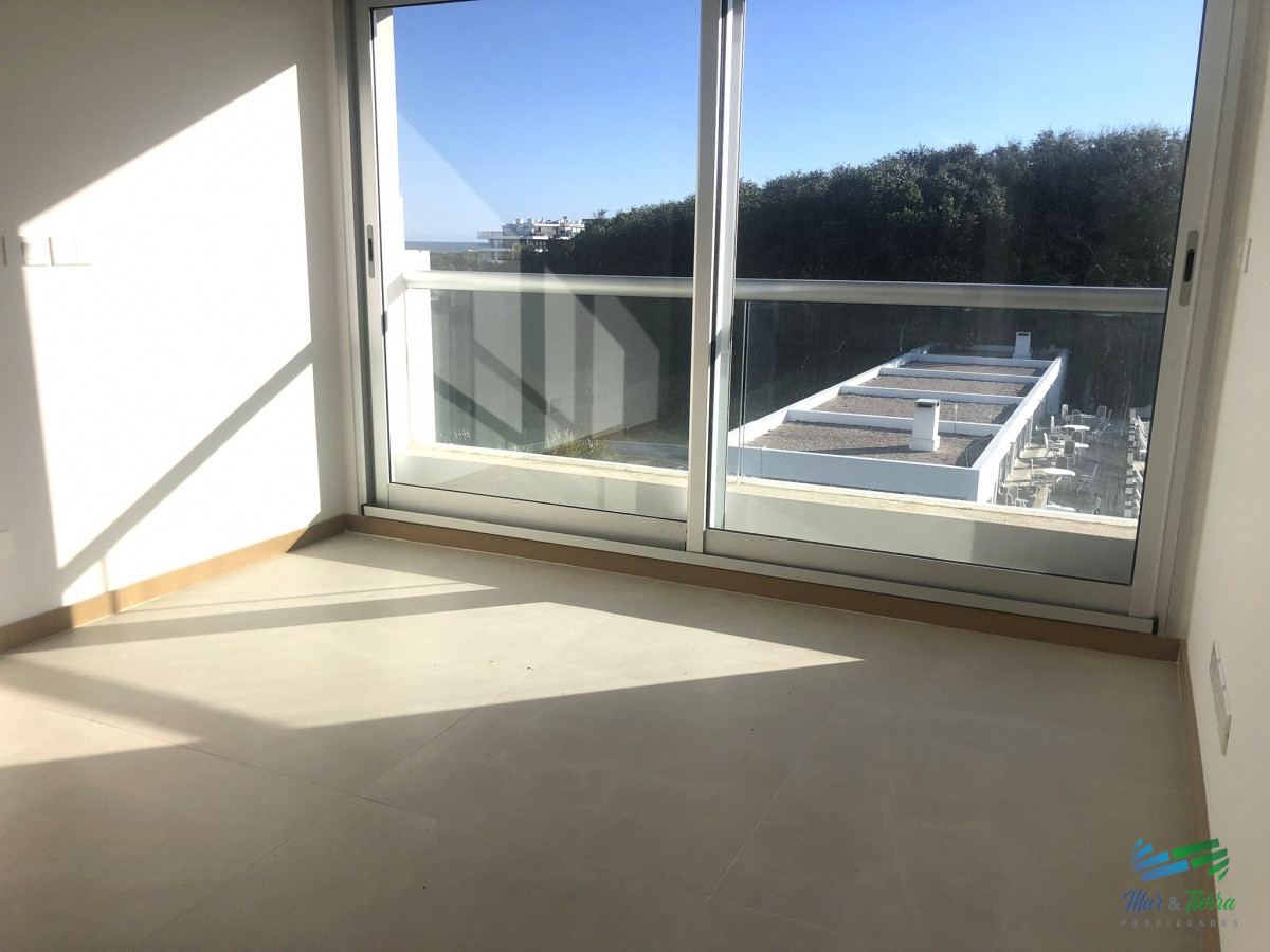 Apartamento ID.4305 - Venta de apartamento pent house de 3 suites mas servicio con baño y terraza primera linra en playa brava