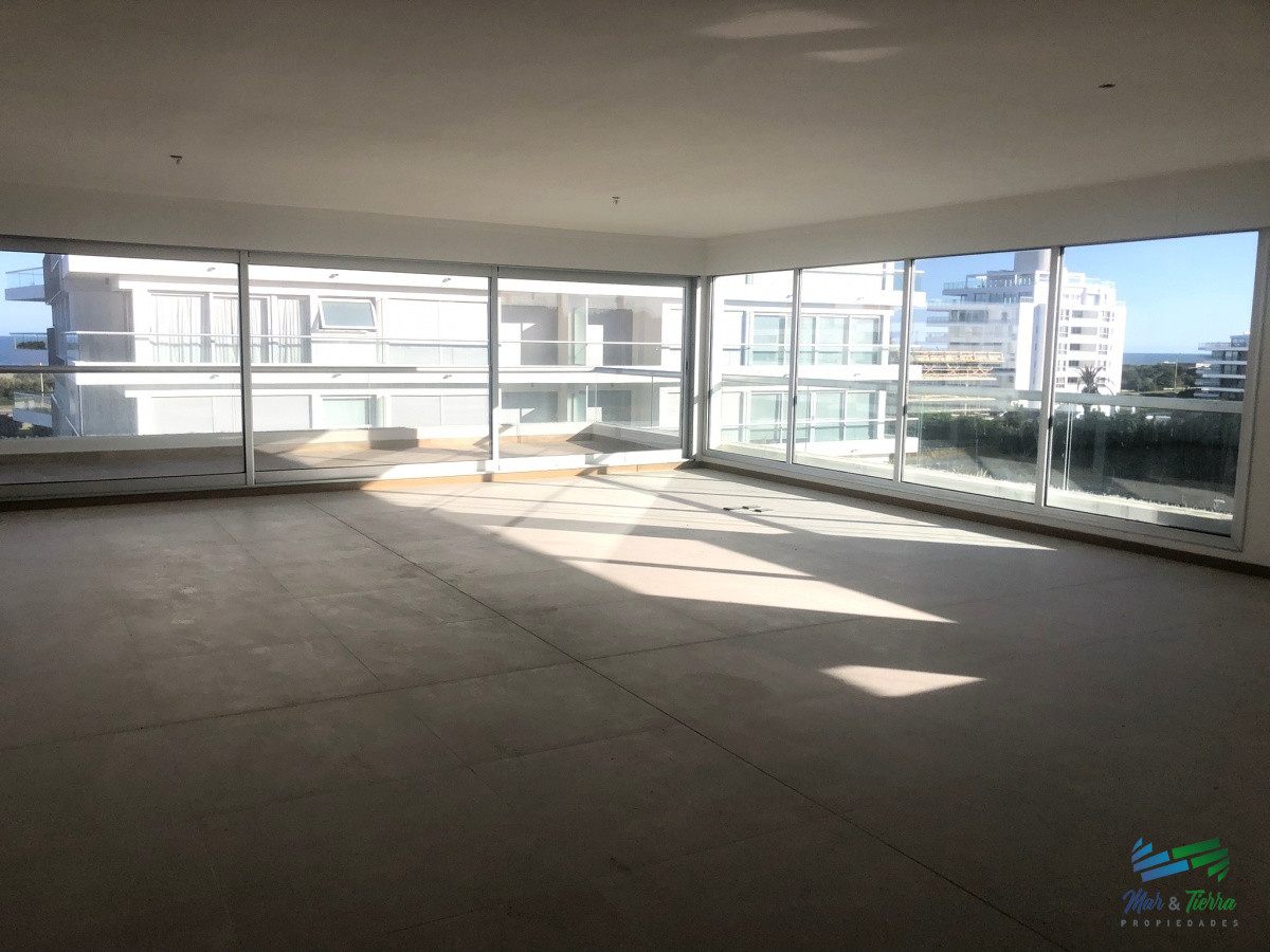 Apartamento ID.4305 - Venta de apartamento pent house de 3 suites mas servicio con baño y terraza primera linra en playa brava
