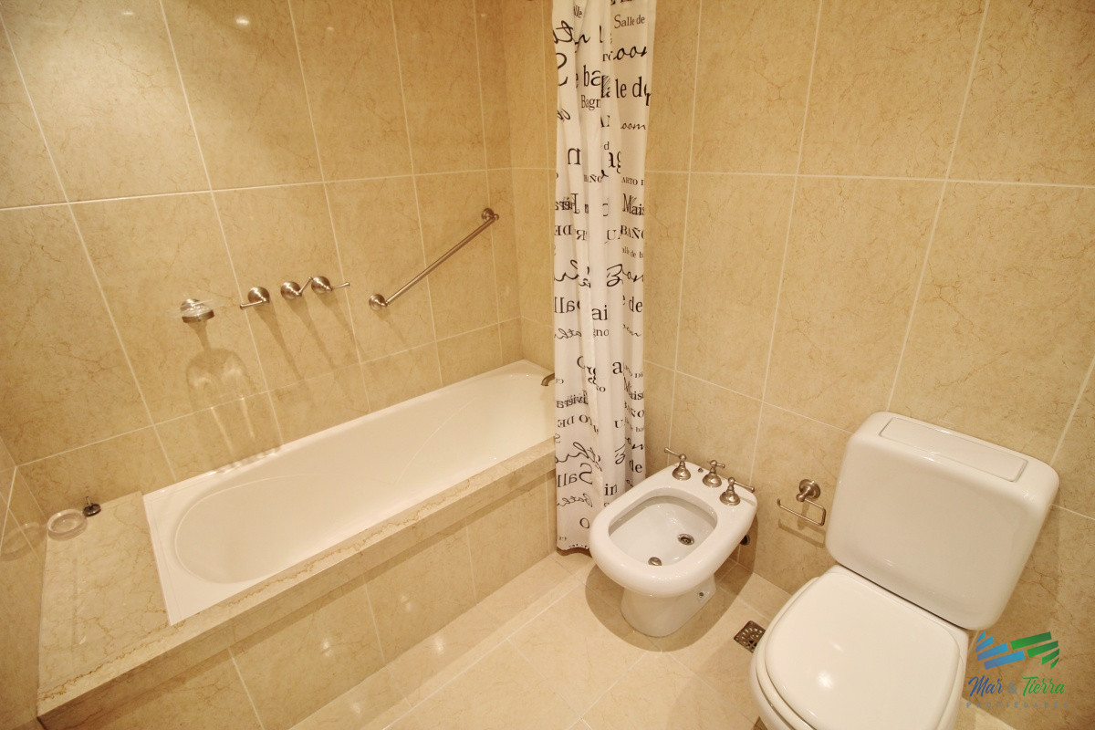Apartamento ID.2446 - APARTAMENTO EN VENTA DE 3 DORMITORIOS + SERVICIO, PLAYA MANSA, PUNTA DEL ESTE 
