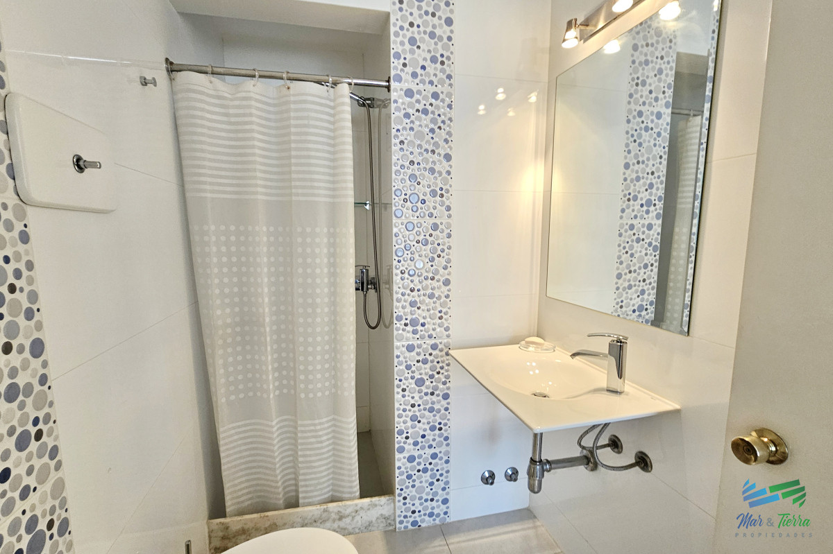 Apartamento ID.101 - Excelente opción en alquiler y venta, primera línea sobre el Puerto de Punta del Este. 