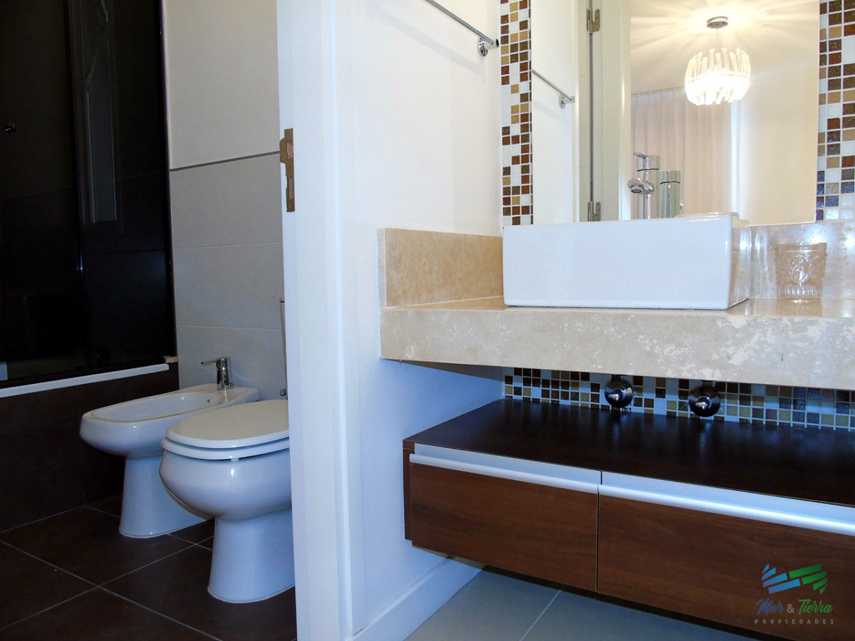 Apartamento ID.2435 - A metros del mar, en una de las zonas de mas categoría. Apartamento en piso alto con vista al mar.OPORTUNIDAD