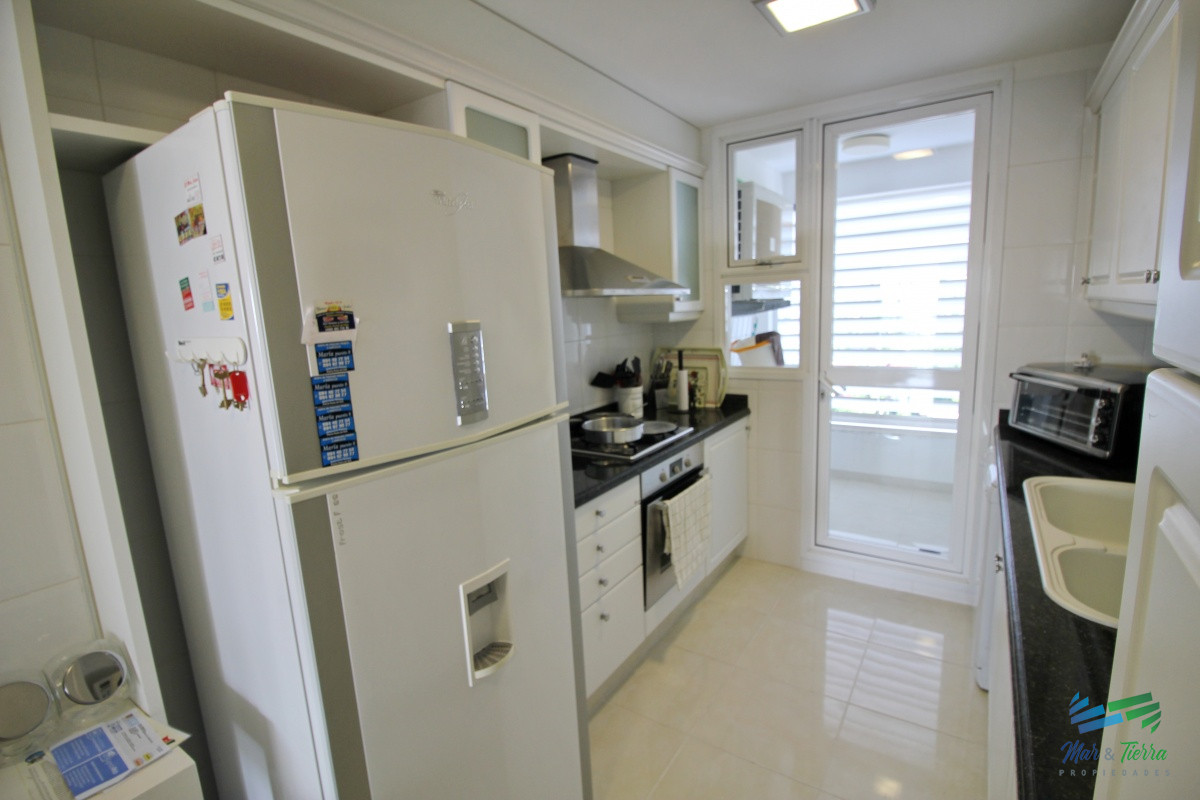 Apartamento ID.2446 - APARTAMENTO EN VENTA DE 3 DORMITORIOS + SERVICIO, PLAYA MANSA, PUNTA DEL ESTE 