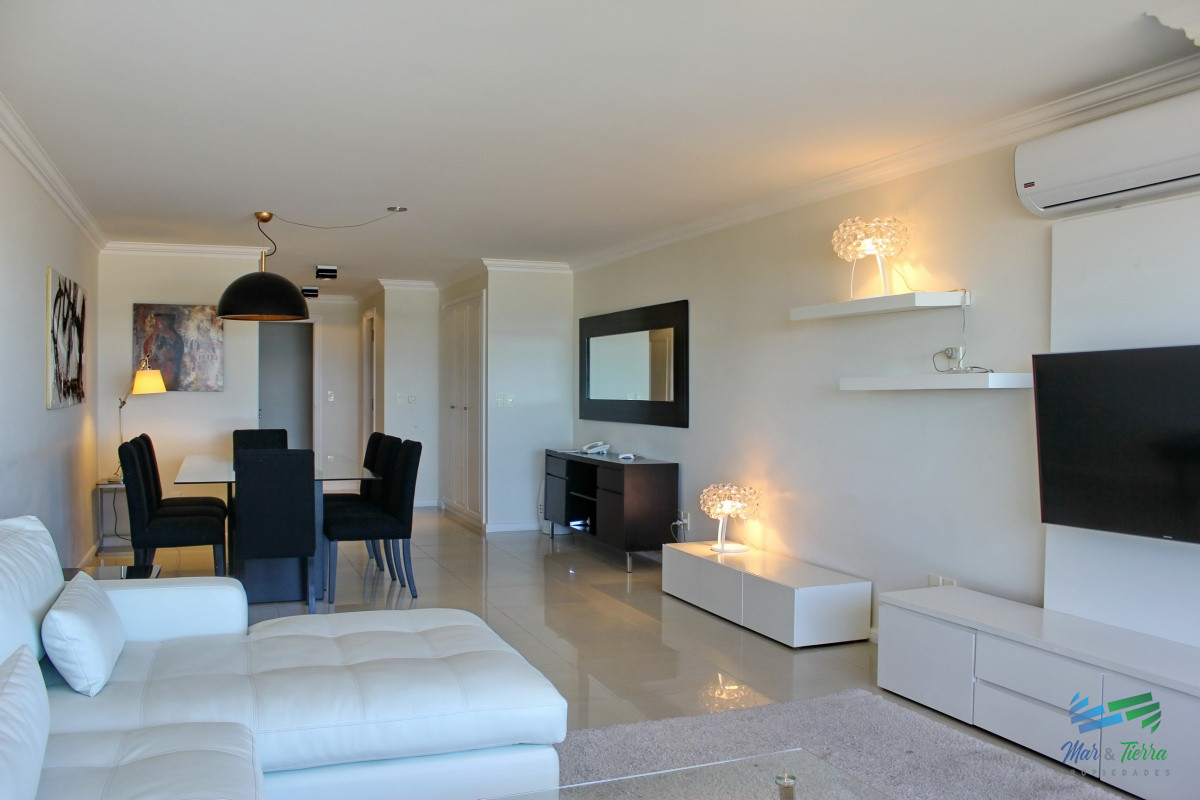 Apartamento ID.2338 - Apartamento de 3 dormitorios, primera linea frente al mar, en alquiler y venta, Punta del Este