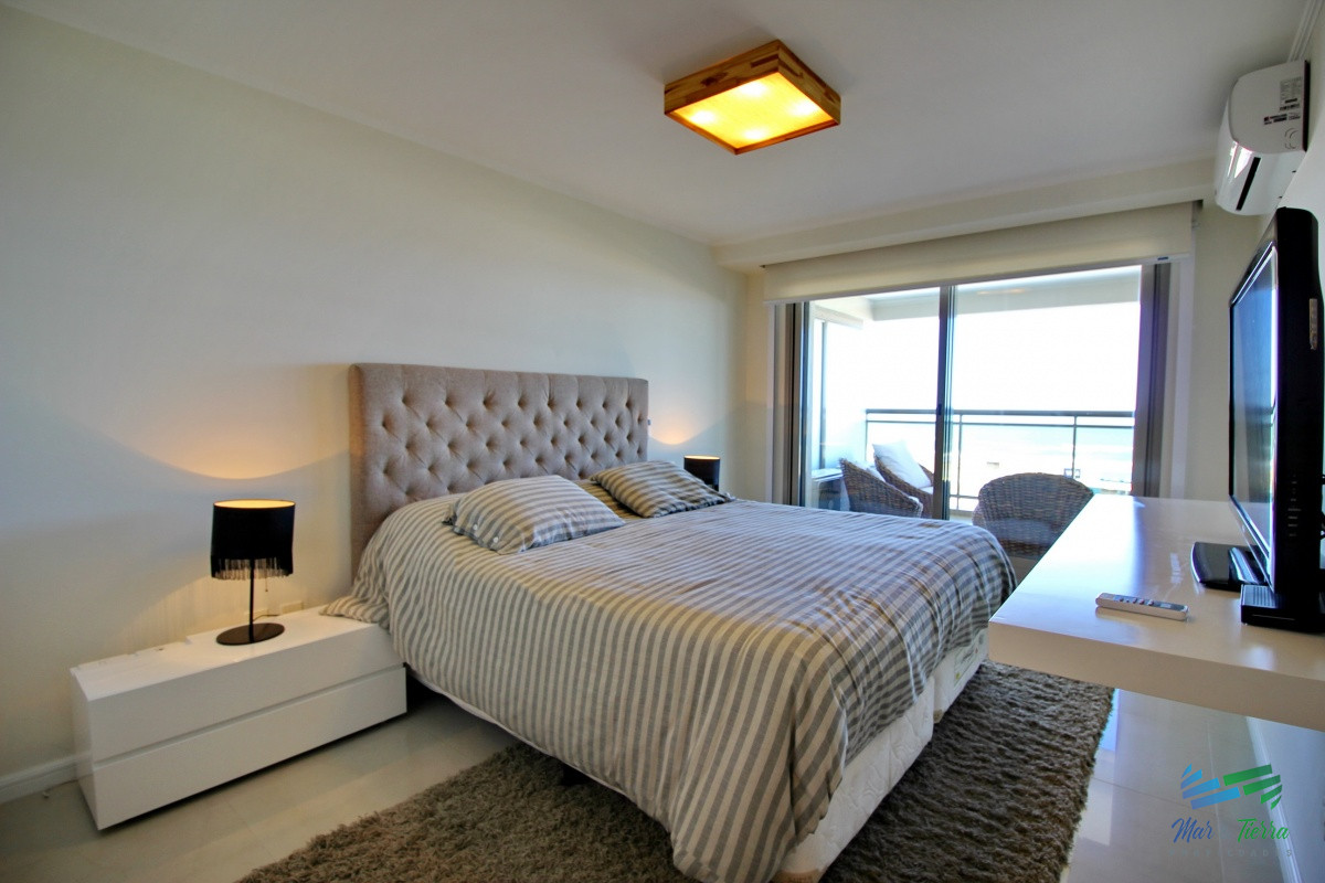 Apartamento ID.2338 - Apartamento de 3 dormitorios, primera linea frente al mar, en alquiler y venta, Punta del Este