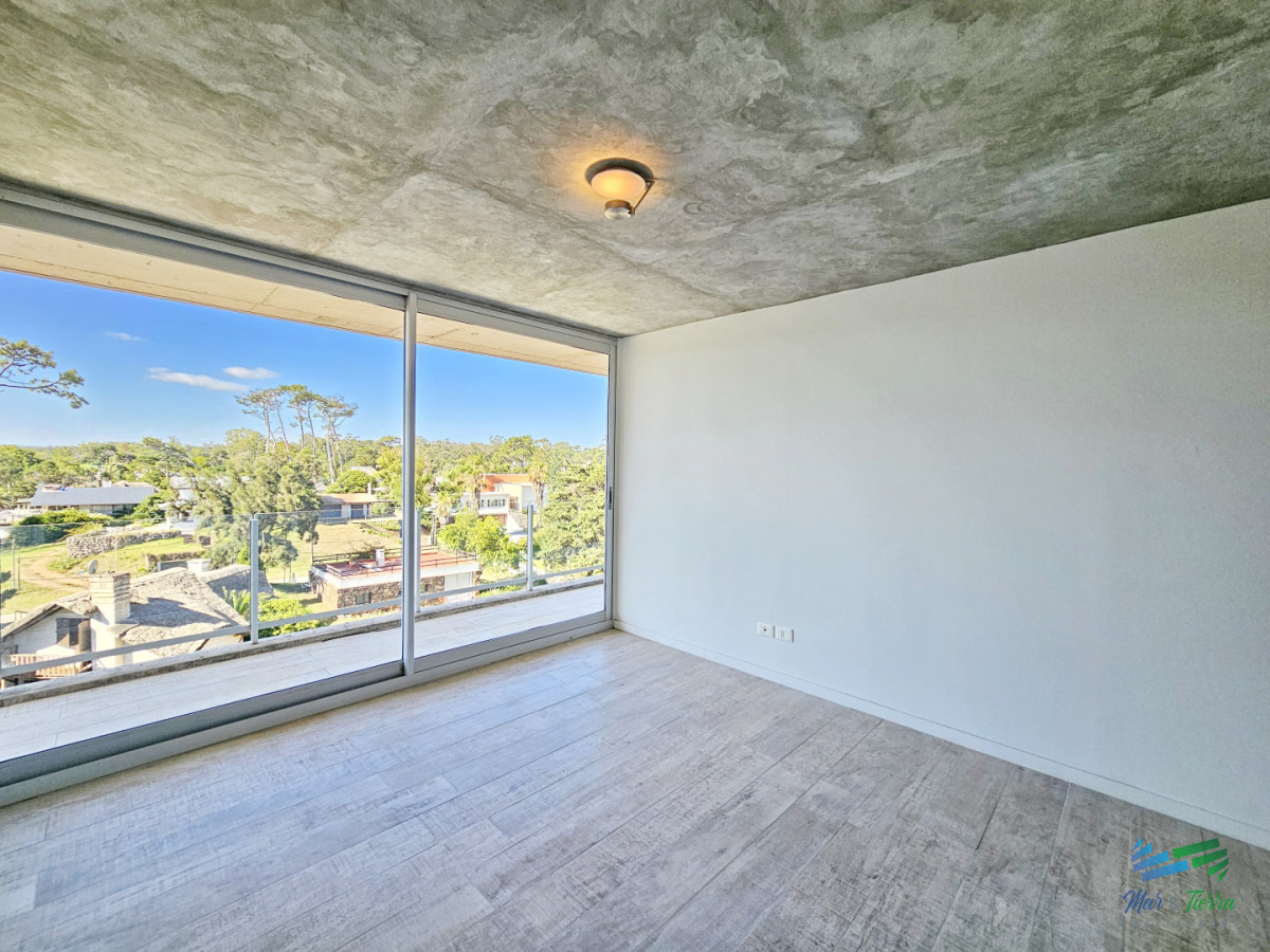 Apartamento ID.5677 - Alquiler anual apartamento penthouse frente al mar 3 dormitorios, Playa Mansa, Pinares, Punta del Este.