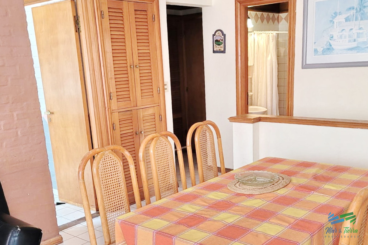 Apartamento ID.1067 - Vendo apartamento 2 dormitorios, con gran terraza y parrillero propio, servicio de mucamas y piscina. Peninsula, Punta del Este.