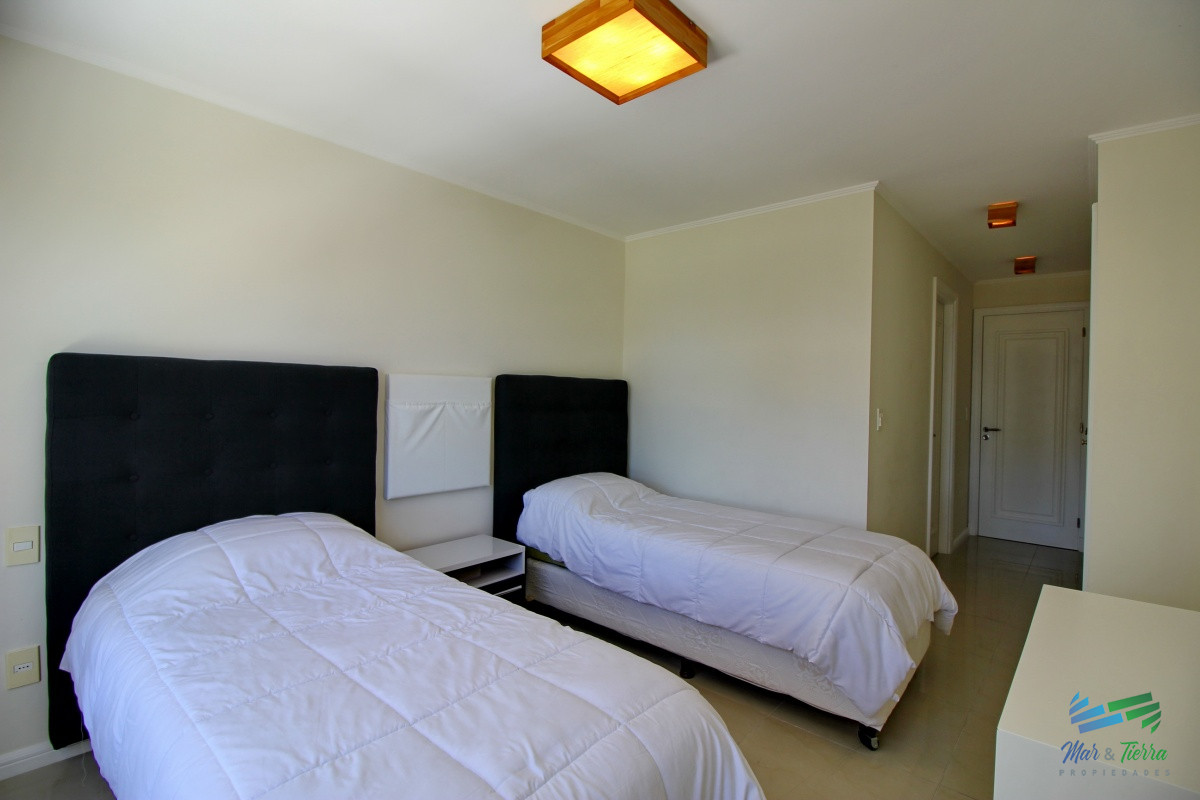 Apartamento ID.2338 - Apartamento de 3 dormitorios, primera linea frente al mar, en alquiler y venta, Punta del Este