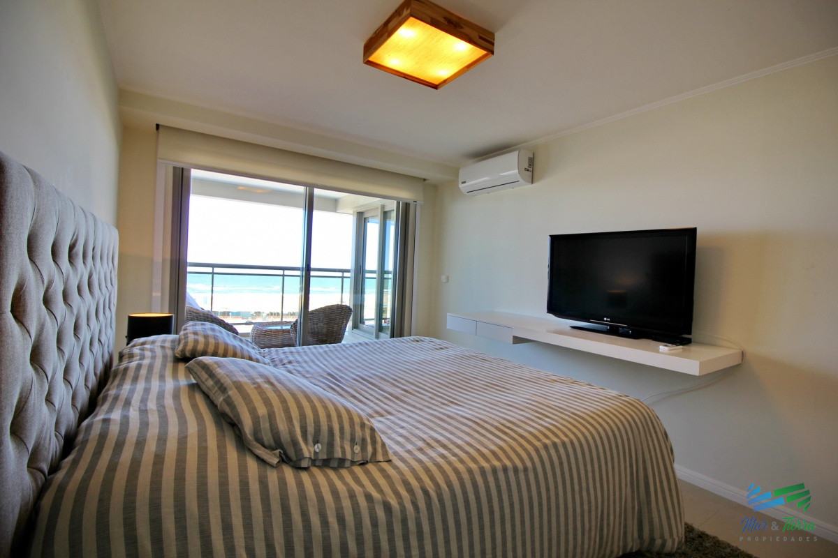 Apartamento ID.2338 - Apartamento de 3 dormitorios, primera linea frente al mar, en alquiler y venta, Punta del Este