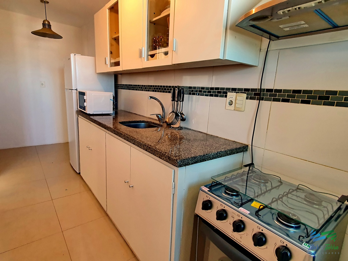 Apartamento ID.2512 - En alquiler y venta..  apartamento reciclado de 3 dormitorios en el centro de Maldonado, piso alto.