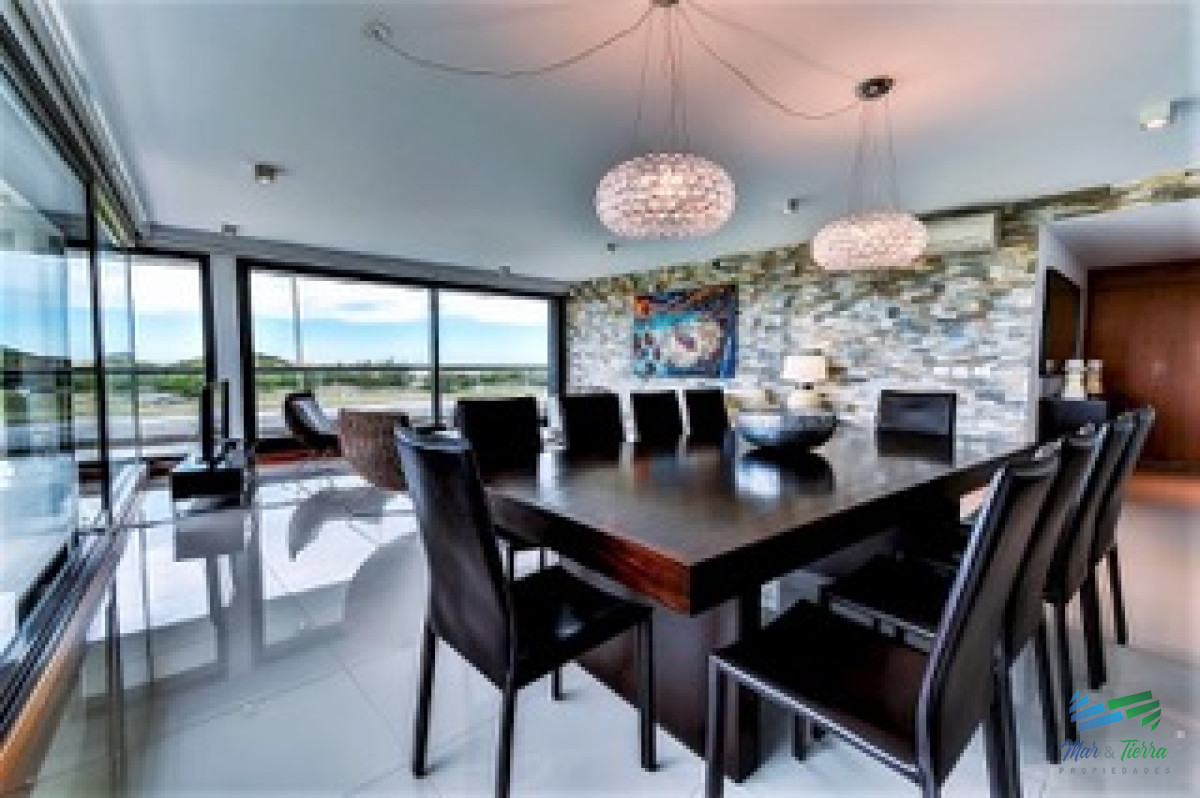 Apartamento ID.2724 - Vendo apartamento 4 dormitorios en primera línea de playa brava, Punta del Este.