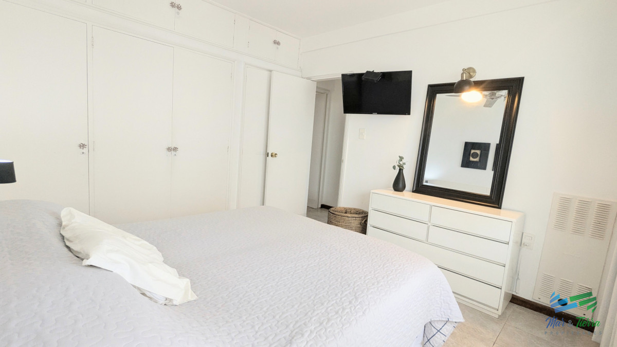 Apartamento ID.5822 - En venta apartamento 2 dormitorios con vista al mar y puerto, Peninsula, Punta del Este