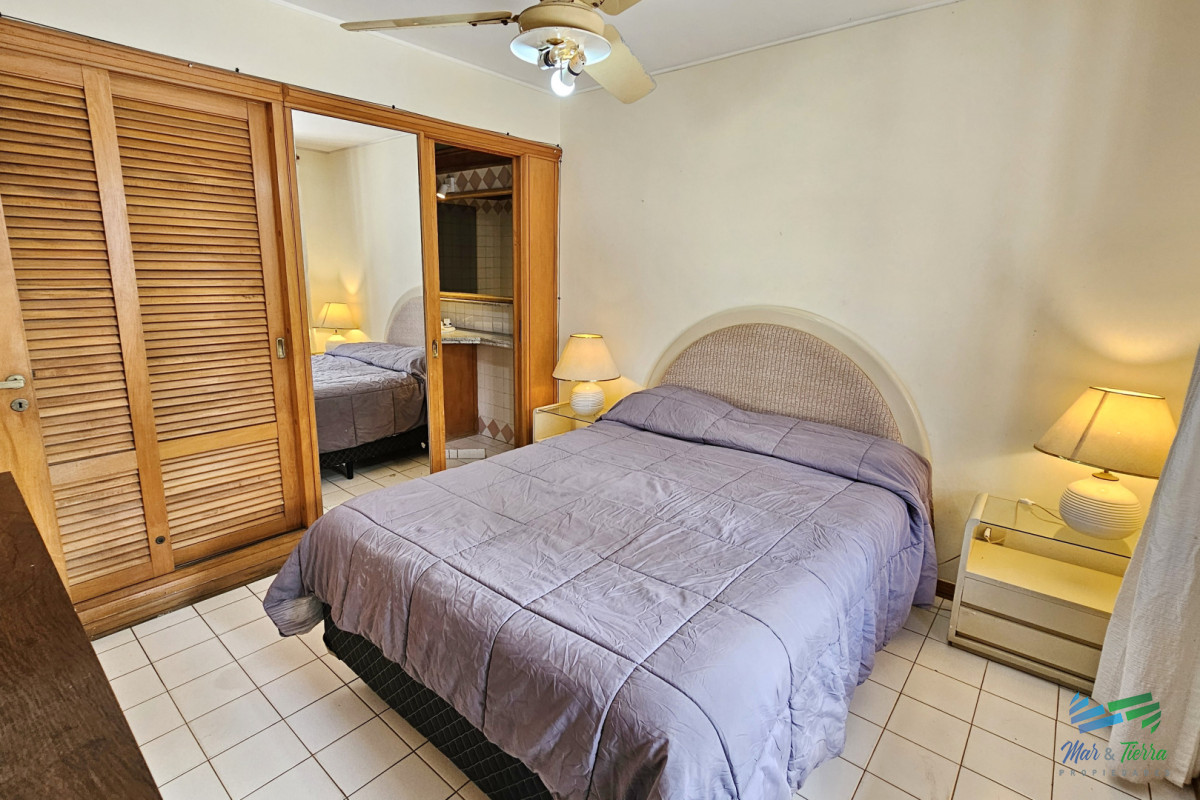 Apartamento ID.1067 - Vendo apartamento 2 dormitorios, con gran terraza y parrillero propio, servicio de mucamas y piscina. Peninsula, Punta del Este.