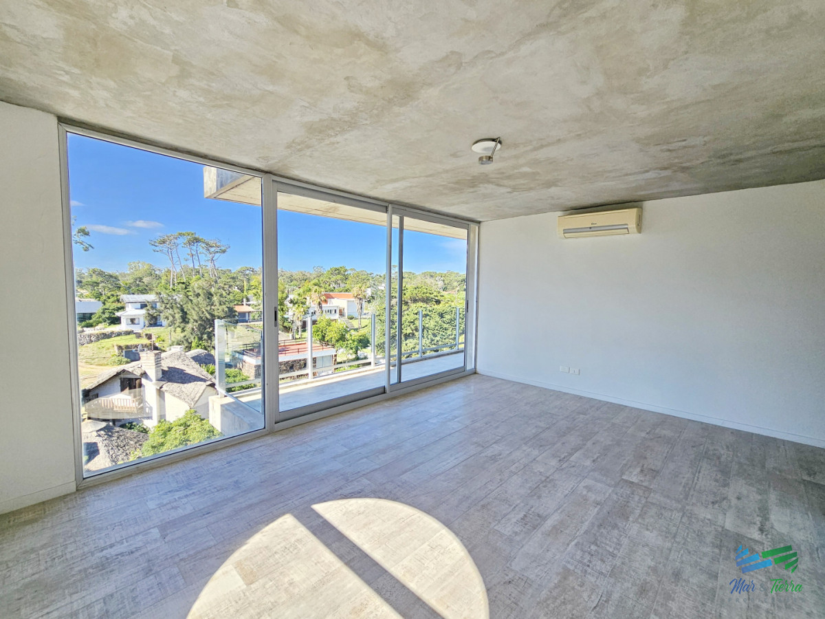 Apartamento ID.5677 - Alquiler anual apartamento penthouse frente al mar 3 dormitorios, Playa Mansa, Pinares, Punta del Este.