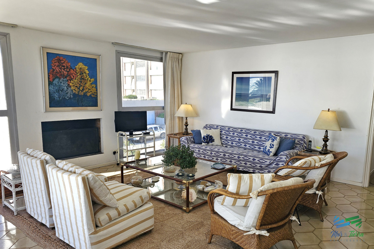 Apartamento ID.101 - Excelente opción en alquiler y venta, primera línea sobre el Puerto de Punta del Este. 