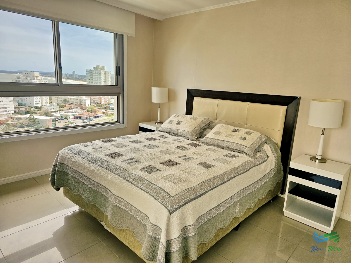 Apartamento ID.4433 - Alquiler apartamento Torre Imperiale de 4 dormitorios frente al mar, excelente vista y servicios, playa Brava, Punta del Este.