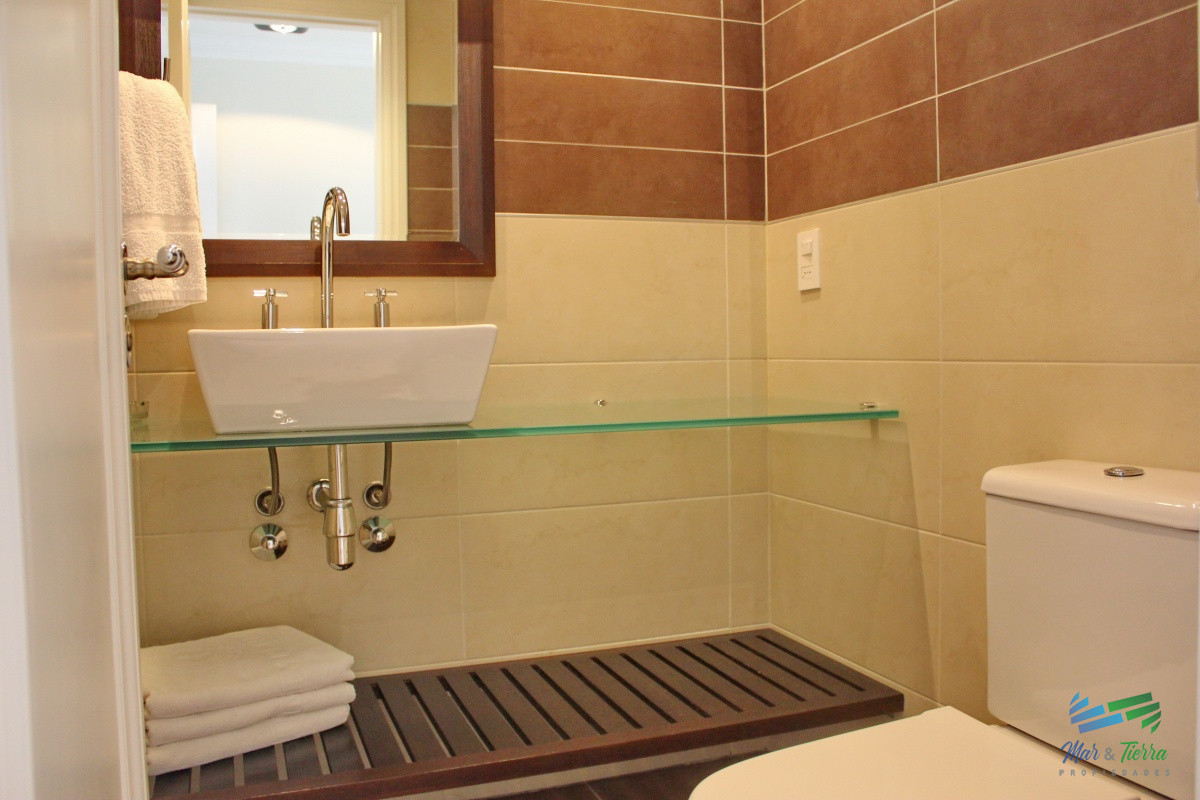 Apartamento ID.2338 - Apartamento de 3 dormitorios, primera linea frente al mar, en alquiler y venta, Punta del Este
