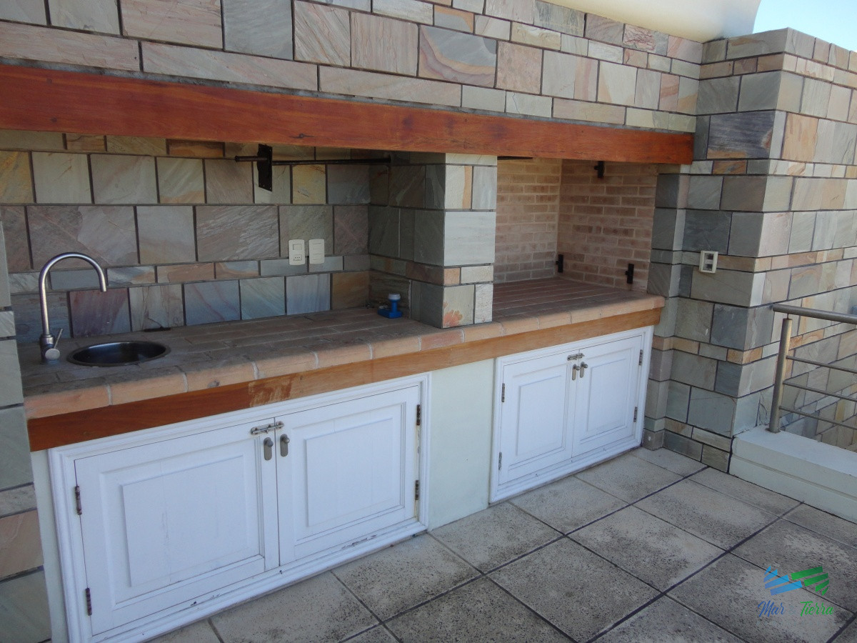 Apartamento ID.3945 - VENTA de Pent Huse sobre playa Mansa de 4 suites con todos los servicios