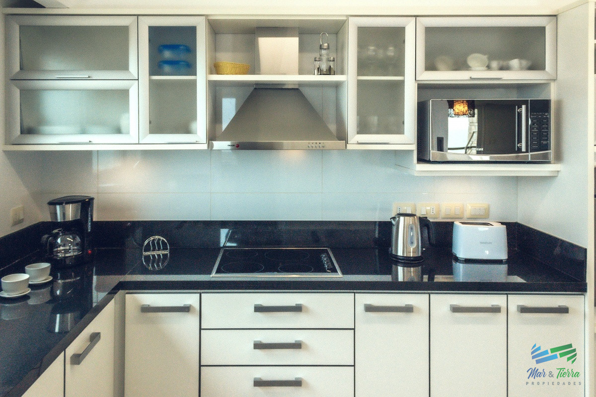 Apartamento ID.3945 - VENTA de Pent Huse sobre playa Mansa de 4 suites con todos los servicios