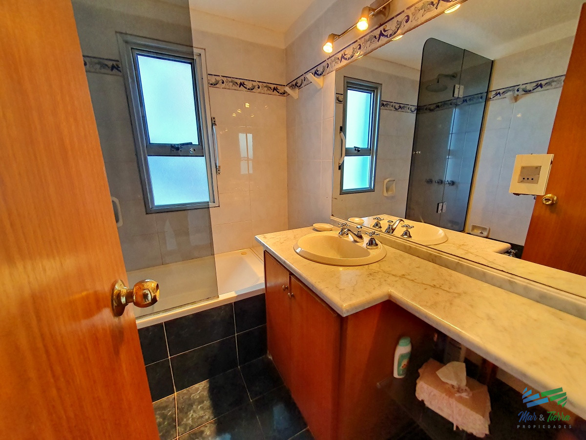 Apartamento ID.183 - Vendo o alquilo apartamento 3 dormitorios en primera línea en Penínsulta, Punta del Este 