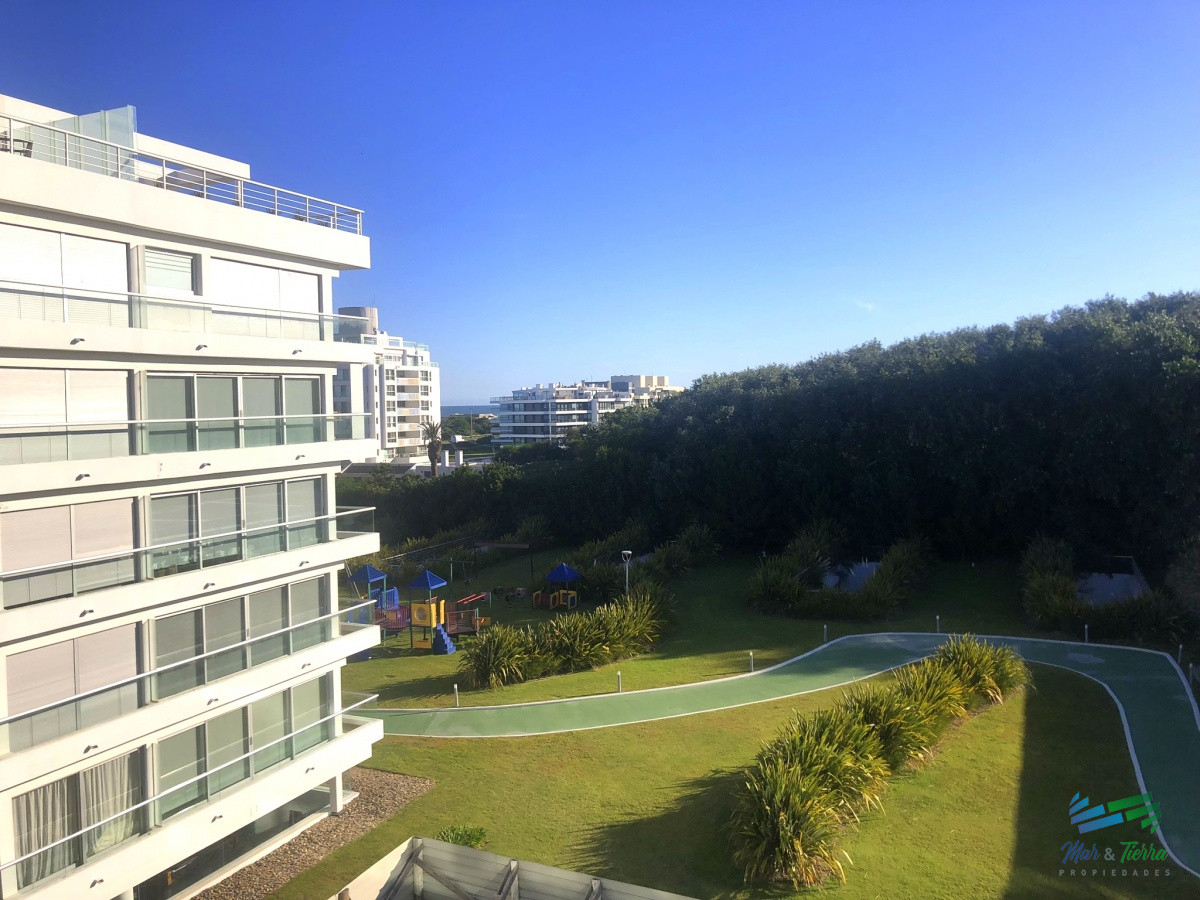 Apartamento ID.4305 - Venta de apartamento pent house de 3 suites mas servicio con baño y terraza primera linra en playa brava