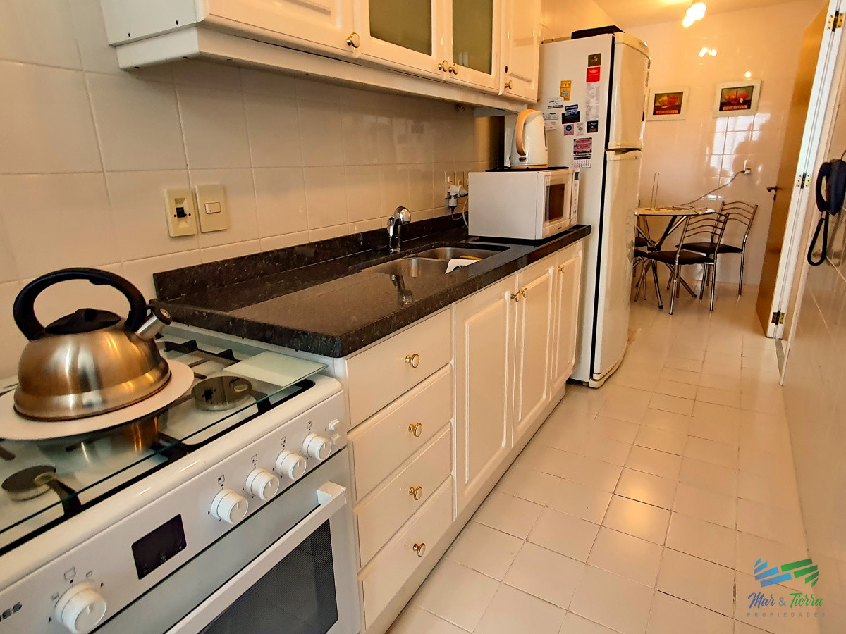 Apartamento ID.3260 - Vendo apartamento de 2 dormitorios, 2 baños y cochera. Playa Mansa, Punta del Este.