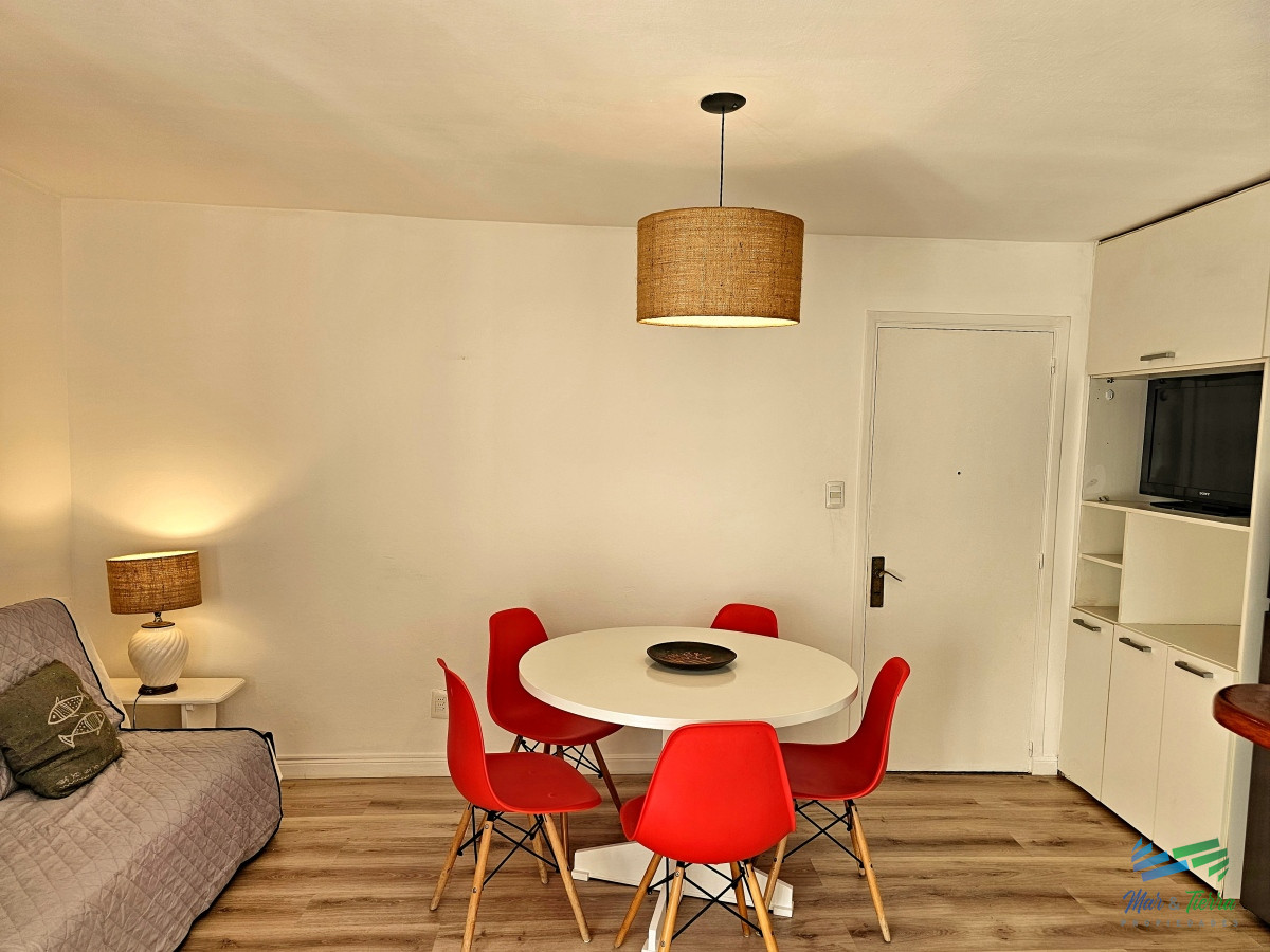 Apartamento ID.2373 - En venta apartamento reciclado, 1 dormitorio y medio con cochera en Peninsula, Punta del Este.