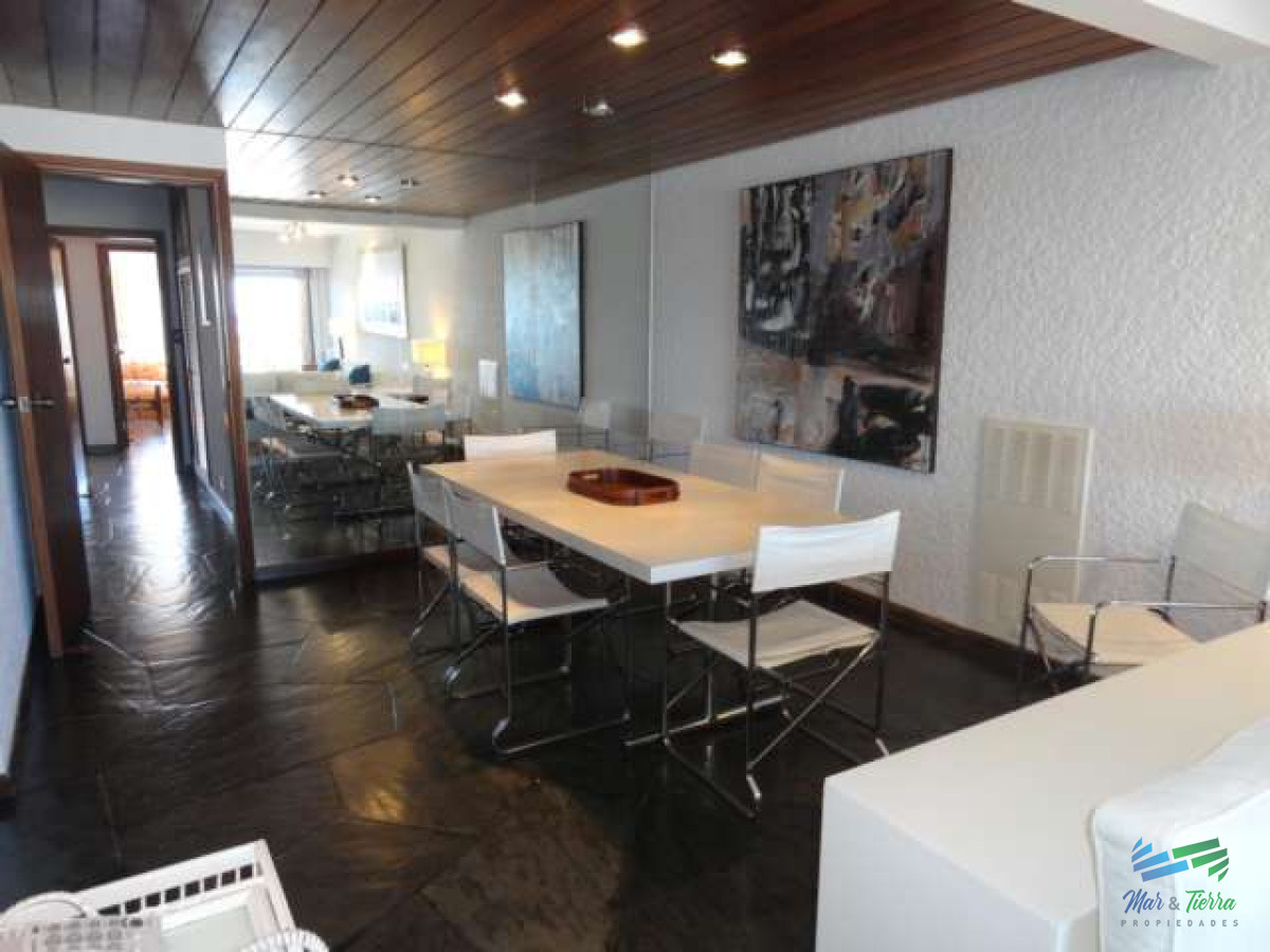 Apartamento ID.2596 - Vendo apartamento 3 dormitorios con vista al puerto en Peninsula, Punta del Este.