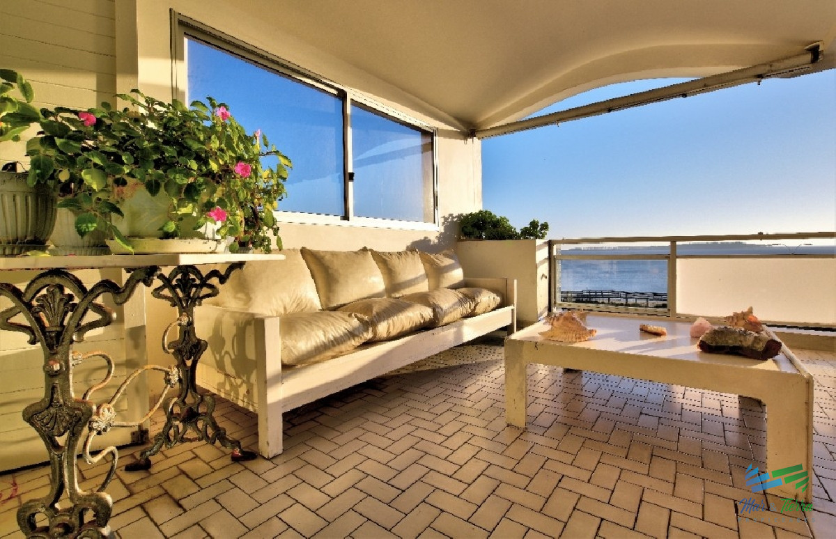 Apartamento ID.2156 - Venta de Apartamento 2 dormitorios en Playa Mansa, Punta del Este.  