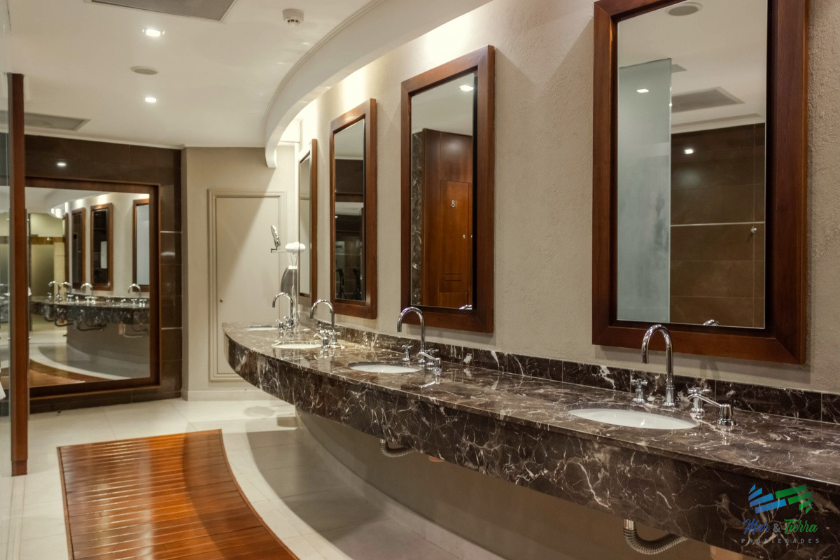 Apartamento ID.3945 - VENTA de Pent Huse sobre playa Mansa de 4 suites con todos los servicios