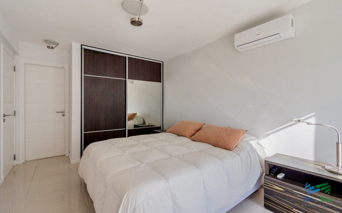 Apartamento ID.4125 - Venta apartamento de 2 dormitorios y medio con gran terraza en Playa Brava Punta del este