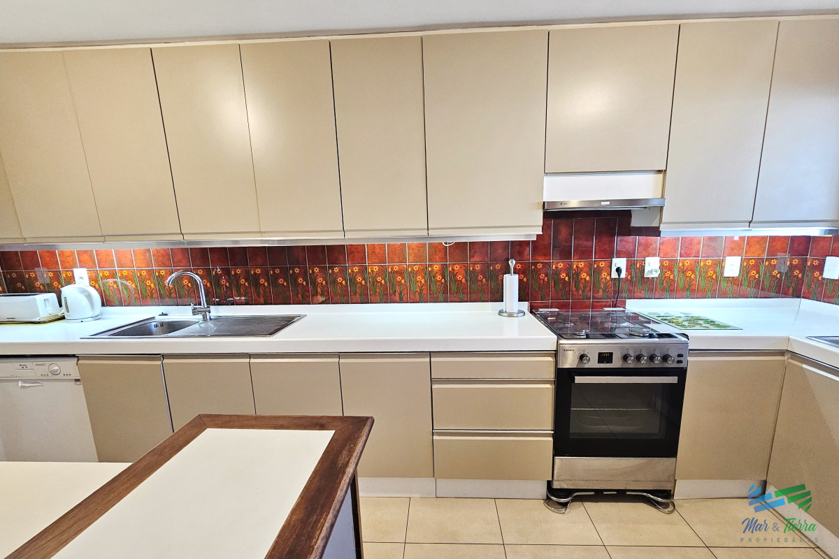 Apartamento ID.101 - Excelente opción en alquiler y venta, primera línea sobre el Puerto de Punta del Este. 
