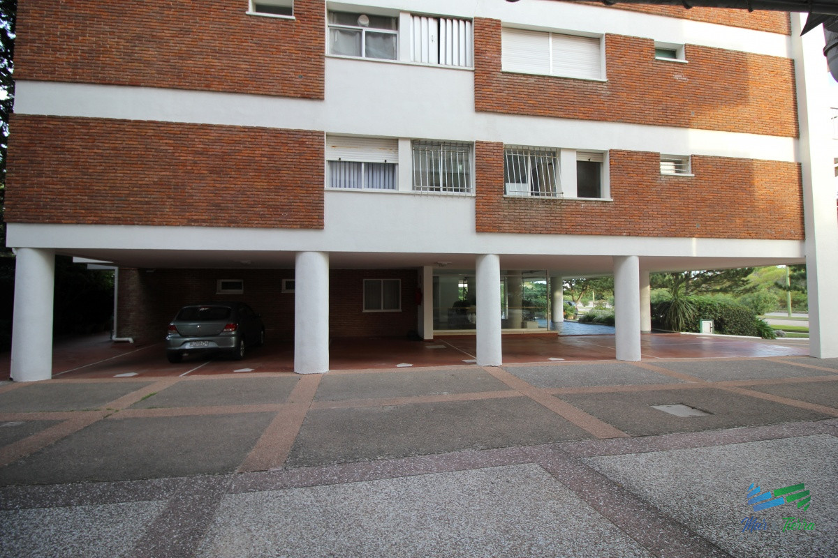 Apartamento ID.2502 - En venta apartamento 3 dormitorios en primera linea sobre Playa Mansa, Punta del Este.