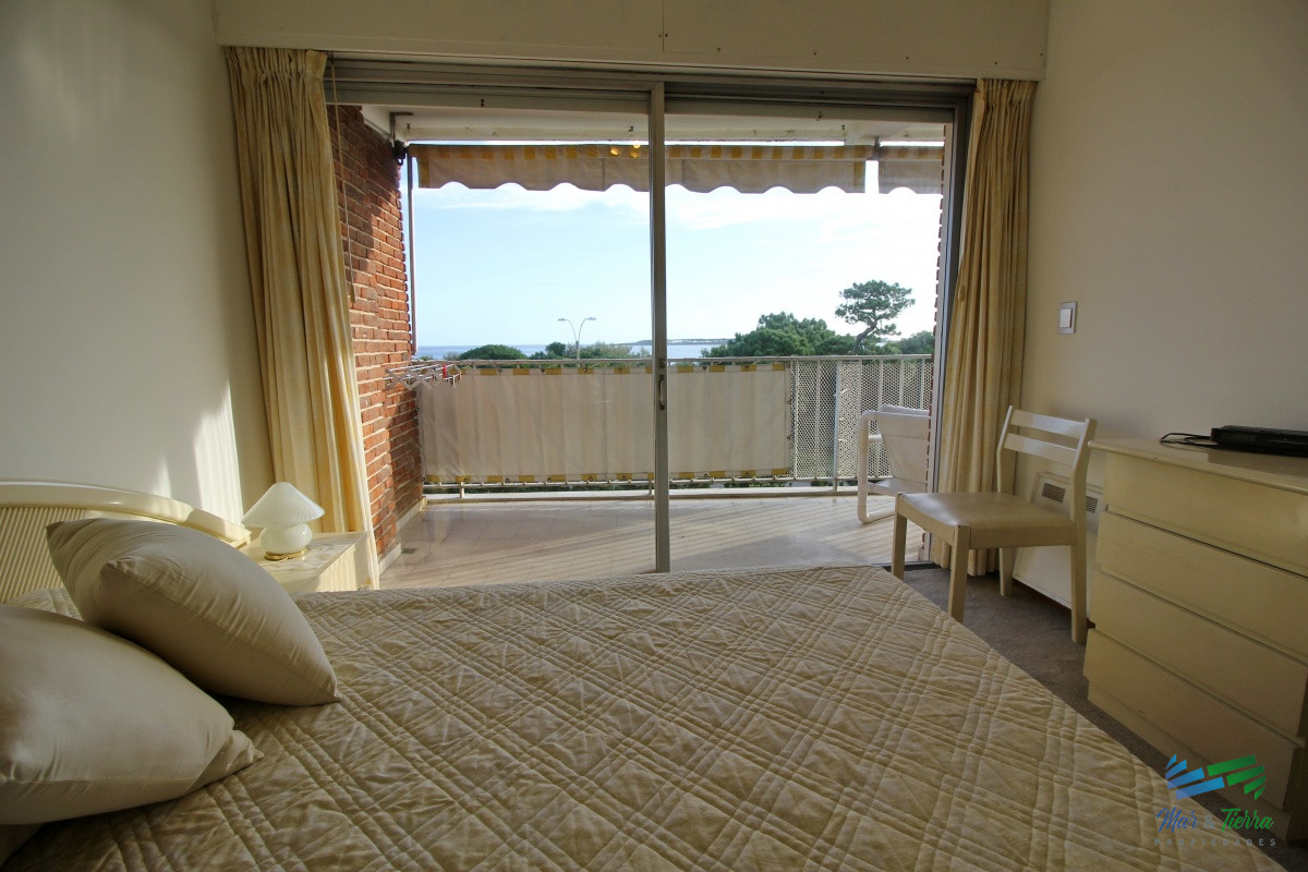 Apartamento ID.2502 - En venta apartamento 3 dormitorios en primera linea sobre Playa Mansa, Punta del Este.