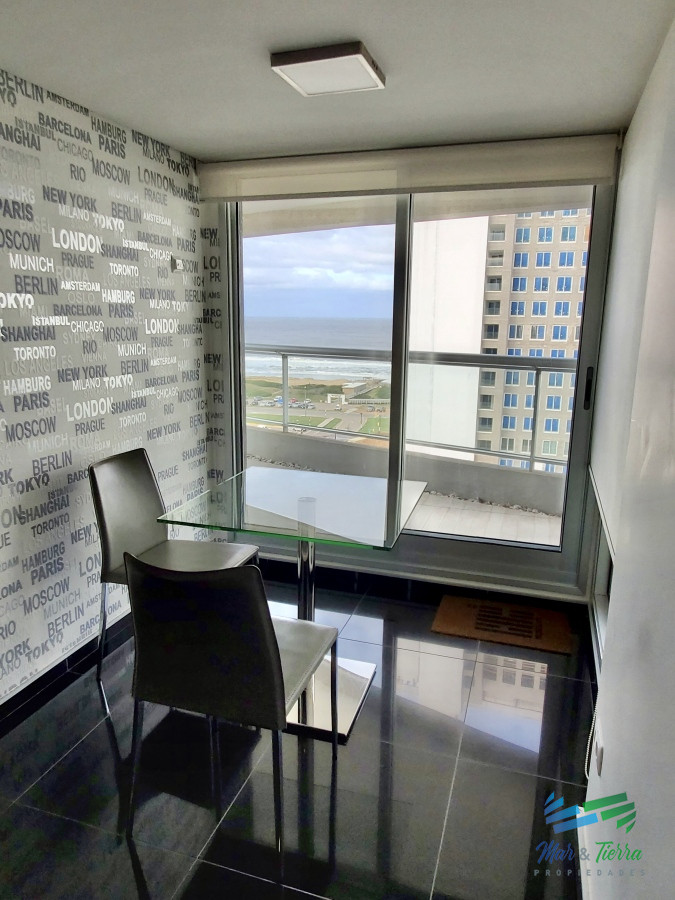 Apartamento ID.3879 - Venta apartamento de 3 dormitorios y servicio con baño 2da línea playa Brava Punta del Este 