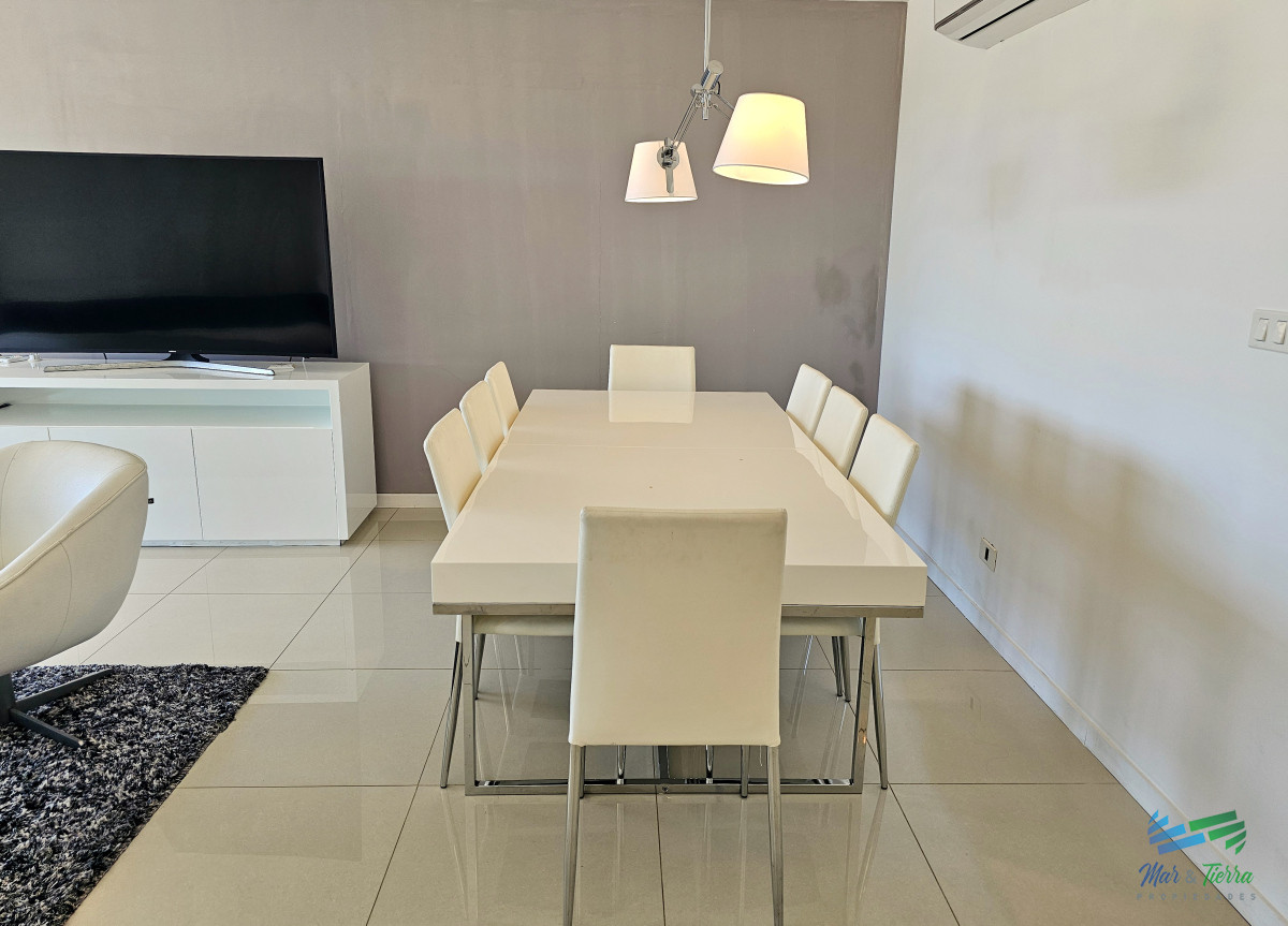 Apartamento ID.4944 - Venta de apartamento en primera línea sobre playa mansa de 3 suites más dependencia de servicio con baño en playa mansa Punta del este 