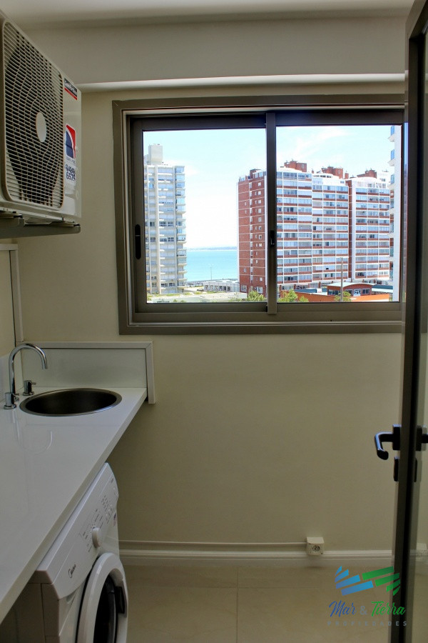 Apartamento ID.2338 - Apartamento de 3 dormitorios, primera linea frente al mar, en alquiler y venta, Punta del Este