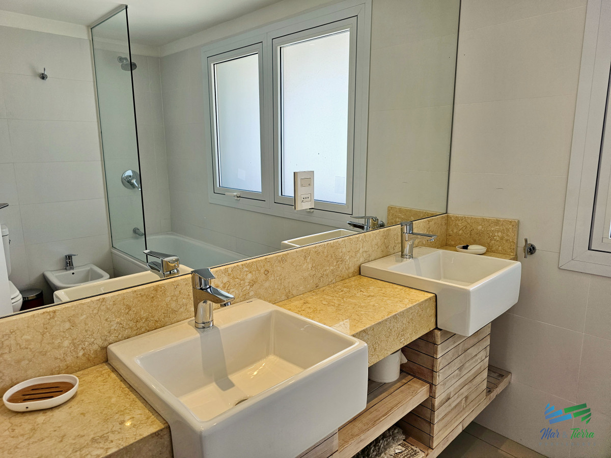 Apartamento ID.4944 - Venta de apartamento en primera línea sobre playa mansa de 3 suites más dependencia de servicio con baño en playa mansa Punta del este 