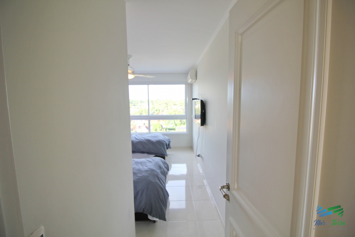 Apartamento ID.2446 - APARTAMENTO EN VENTA DE 3 DORMITORIOS + SERVICIO, PLAYA MANSA, PUNTA DEL ESTE 